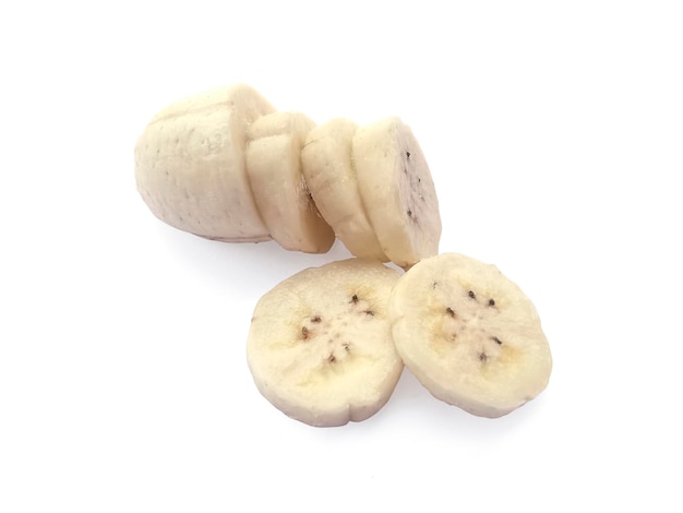 Tranches de banane pelée sur fond blanc