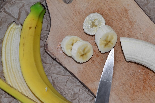 tranches de banane sur une planche de bois