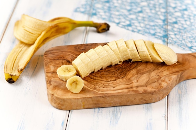 Tranches de banane sur planche de cuisine en bois