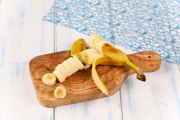 Tranches de banane sur planche de cuisine en bois