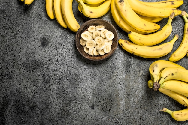 Tranches de bananes dans un bol.