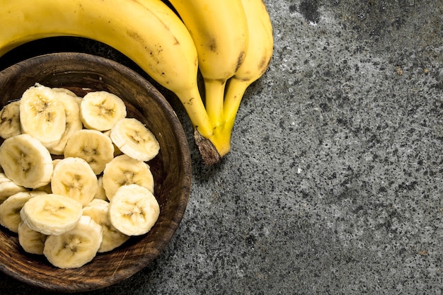 Tranches de bananes dans un bol.