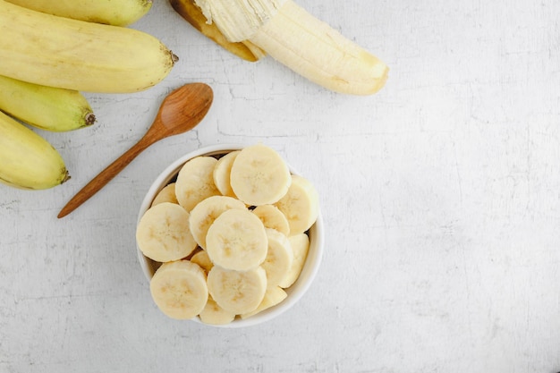 Tranches de bananes fraîches dans un bol