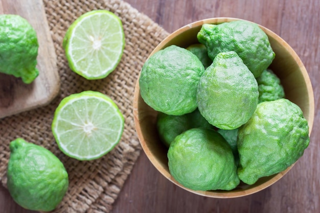 Tranches de bergamote et de bergamote fraîches dans un bol en bois