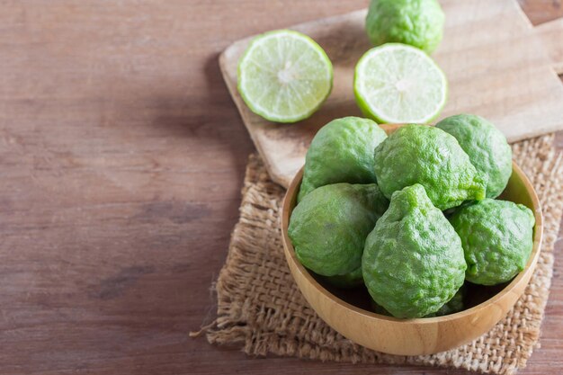 Tranches de bergamote et de bergamote fraîches dans un bol en bois