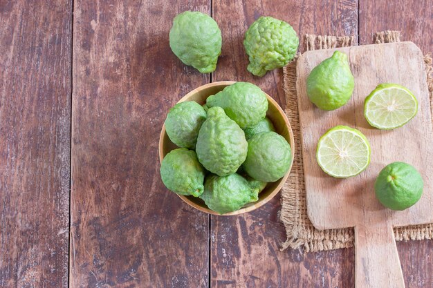 Tranches de bergamote et de bergamote fraîches dans un bol en bois