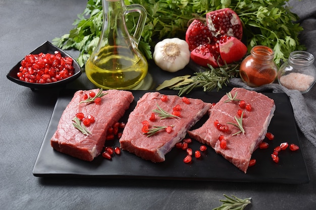 Tranches de bœuf cru aux herbes et épices