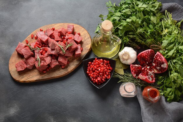 Tranches de bœuf cru en dés aux herbes et épices