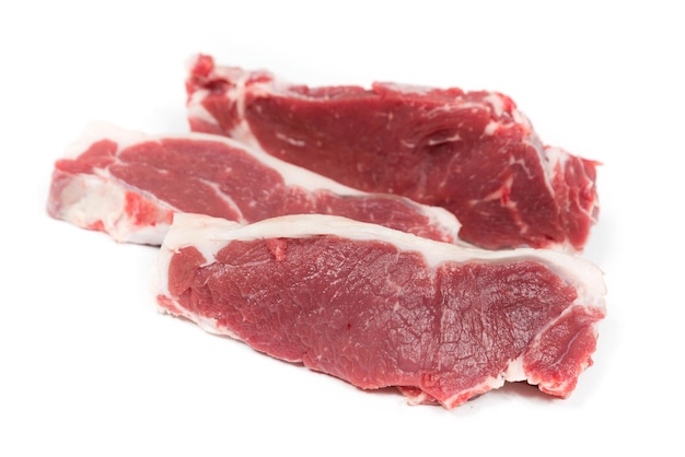 Tranches de boeuf sur fond blanc Boucherie produit