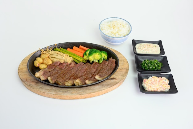 Tranches de boeuf wagyu japonaises avec légumes et sauce sur pan