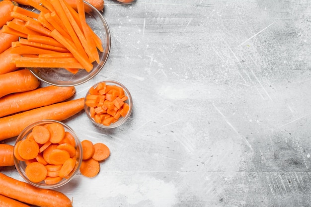 Tranches de carottes dans un bol en verre