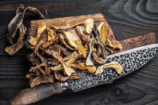 Tranches de champignons séchés sauvages Porcini sur une planche à découper en bois