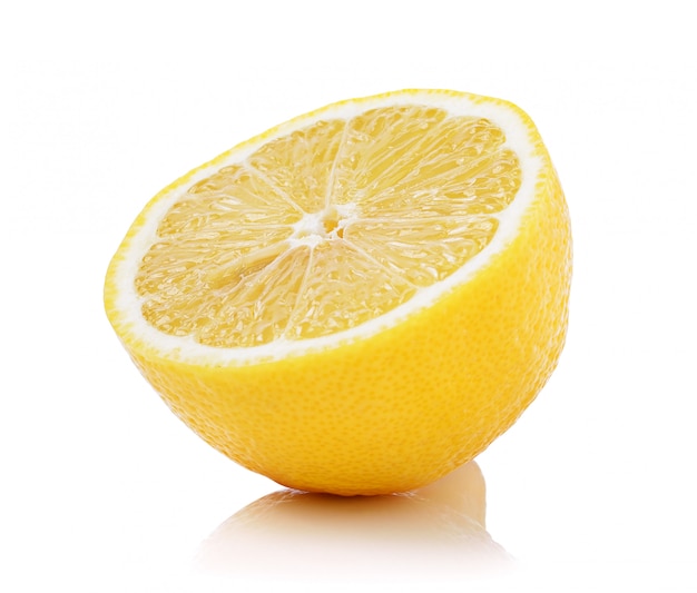 Tranches de citron frais sur un espace blanc