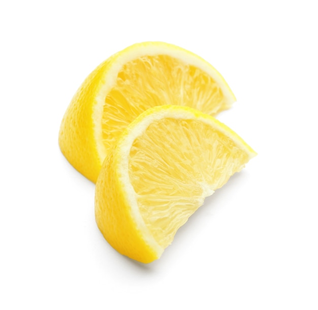 Tranches de citron mûr frais sur blanc