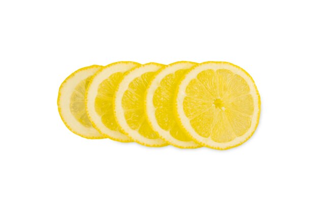 Tranches de citron mûr jaune isolé sur fond blanc