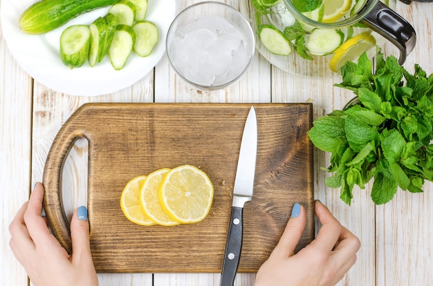 Tranches de citron sur une planche à découper préparée pour la limonade.