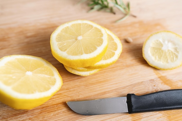 Tranches de citron sur une table de planche à découper en bois