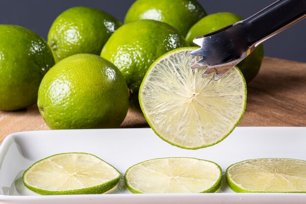 Photo tranches de citron vert aux limes