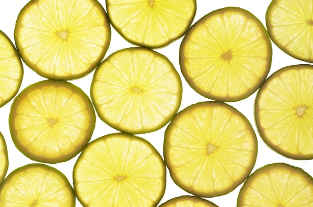 Photo tranches de citron vert sur fond blanc