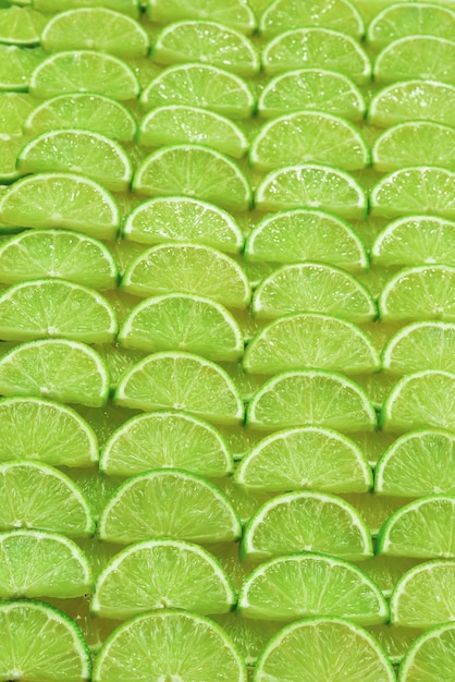 Tranches de citron vert frais en arrière-plan