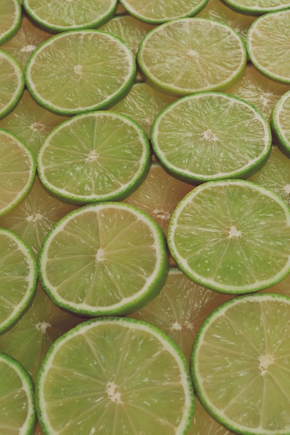 Tranches de citron vert frais en arrière-plan