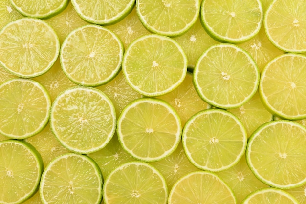 Tranches de citron vert frais en arrière-plan