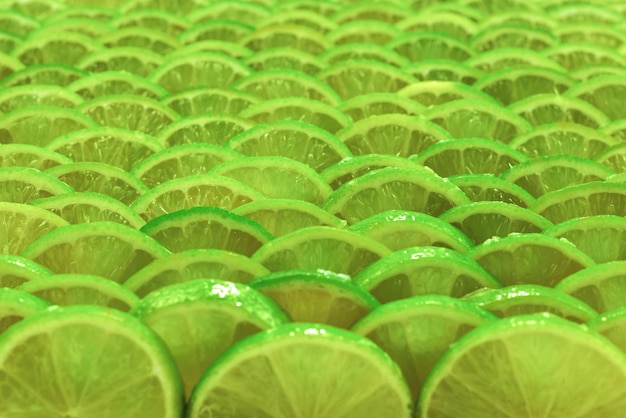 Tranches de citron vert frais en arrière-plan