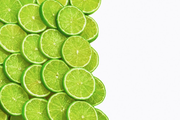 Tranches de citron vert frais en arrière-plan