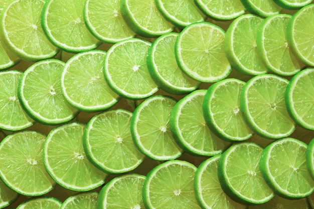 Tranches de citron vert frais comme surface