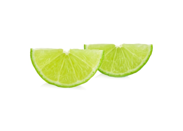 Photo tranches de citron vert isolé sur fond blanc