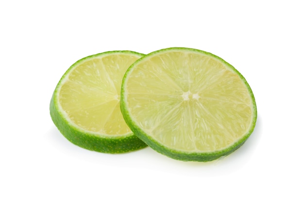 Tranches de citron vert isolés sur fond blanc