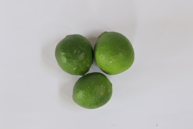 Photo tranches de citron vert isolés sur fond blanc