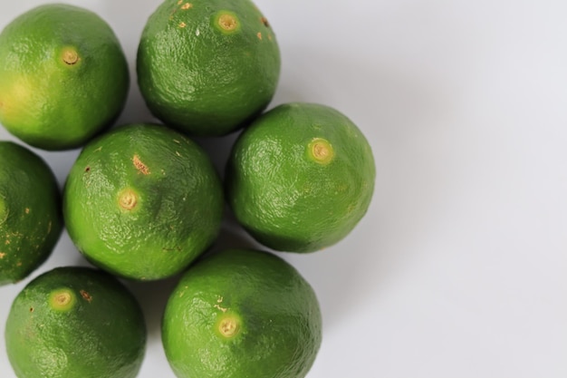 Tranches de citron vert isolés sur fond blanc