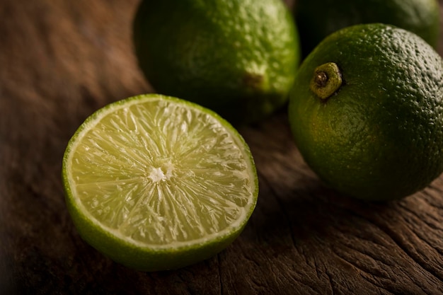 Tranches de citron vert de Tahiti sur la table