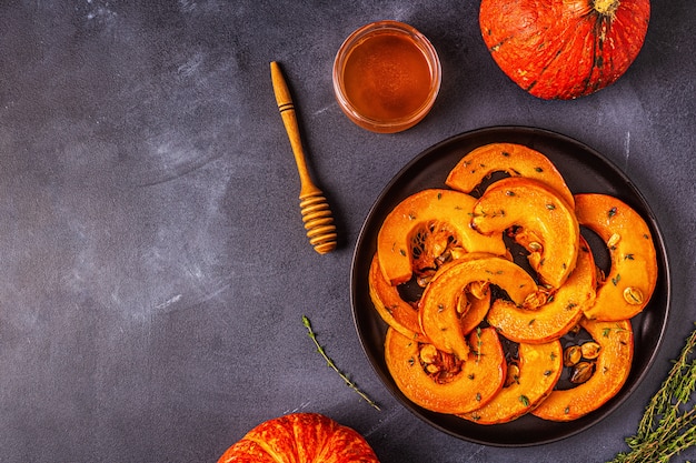 Tranches de citrouille cuites au four avec des épices