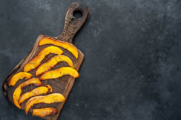 tranches de citrouille frite sur une planche à découper