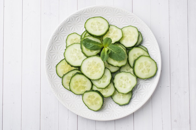 Tranches de concombre à la menthe sur une assiette.