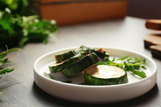 Tranches de courge cuites au four dans une assiette sur la table