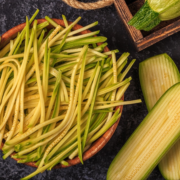 Tranches de courgettes crues dans un bol