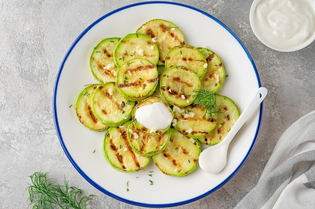 Tranches De Courgettes Frites à L'ail Et à L'aneth Frais Plat Végétarien Sain Mise Au Point Sélective