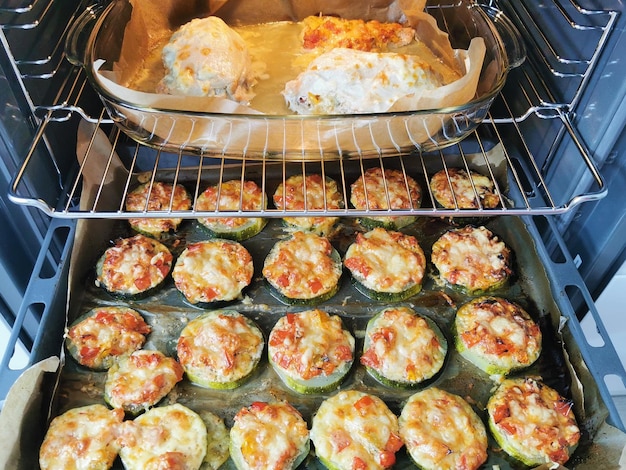 Tranches de courgettes et poulet cuits au four