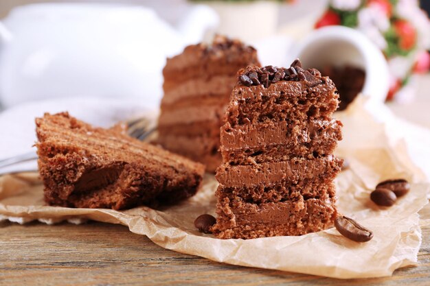 Tranches de délicieux gâteau au chocolat sur plaque sur table close up