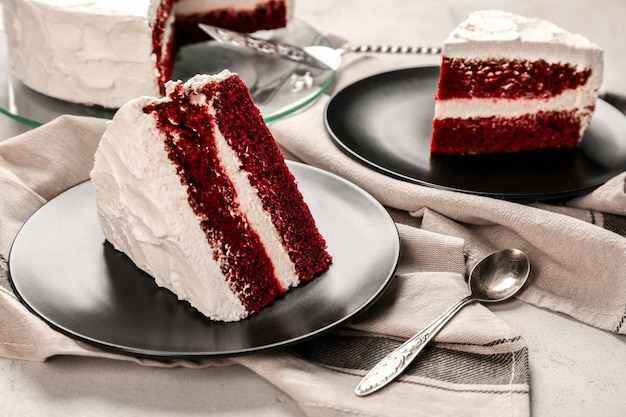 Tranches de délicieux gâteau de velours rouge sur la table