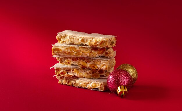 Tranches de dessert au turron aux amandes sur fond rouge