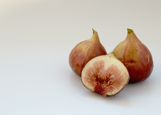 tranches de figues fraîches sur fond blanc