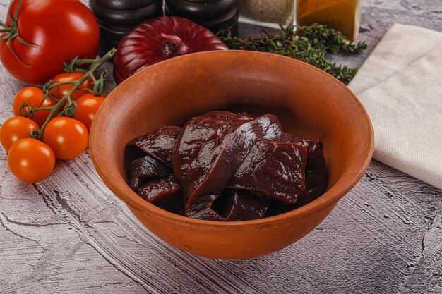 tranches de foie de bœuf cru à cuisiner