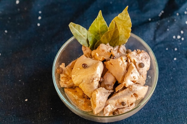 tranches de foie de poisson de grande petite morue dans des bocaux en verre avec sauce et couvercles en métal, debout et allongé,