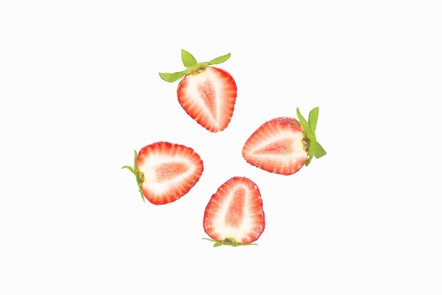 Tranches de fraises disposées sur un fond blanc