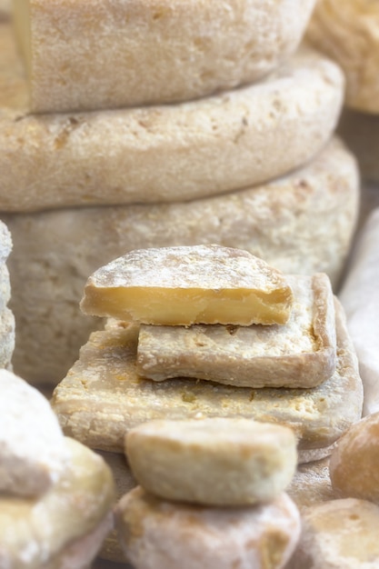 Tranches de fromage artisanal fermier appétissantes sur des planches