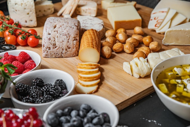 Tranches de fromage assorties sur une planche